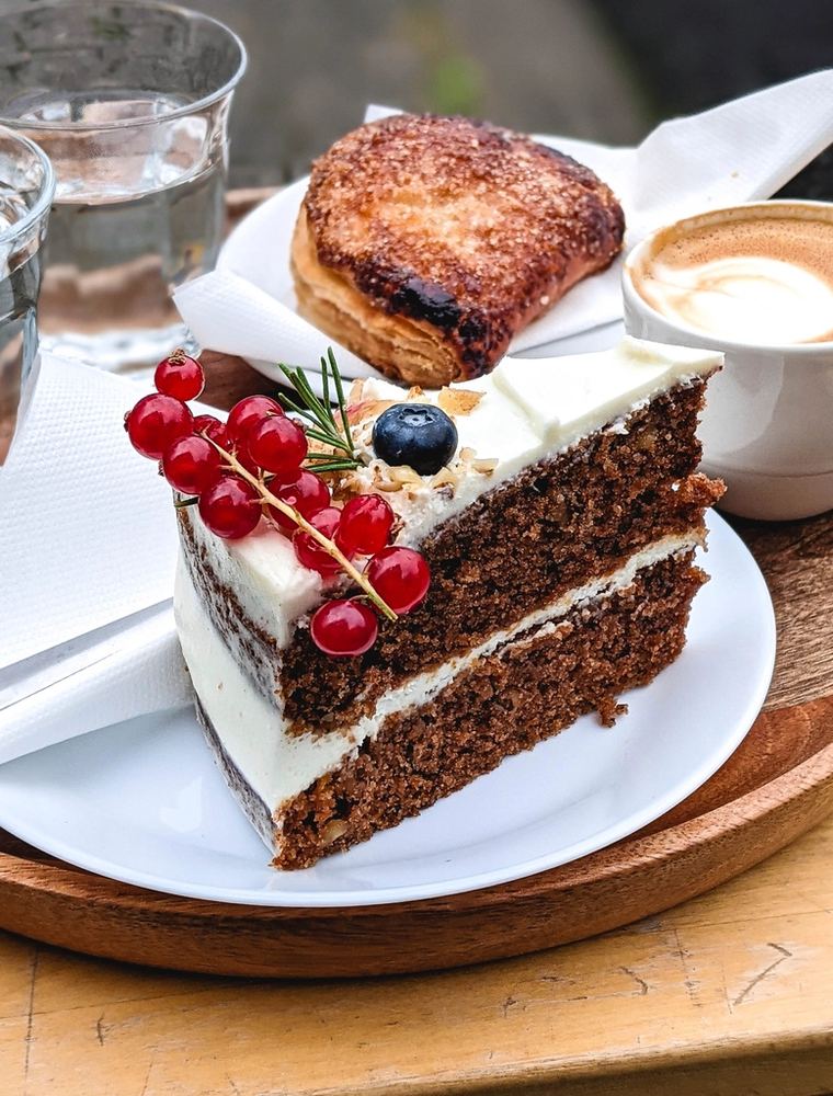 ベリーをのせたケーキ