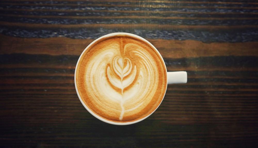 ラテアートを描いたカフェラテ