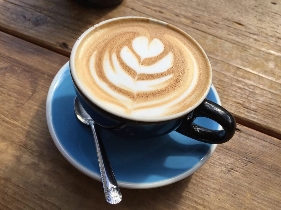 青いカップのカフェラテ
