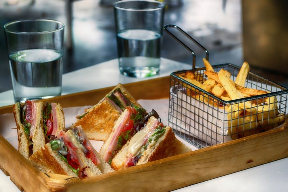 サンドイッチとポテトのランチプレート