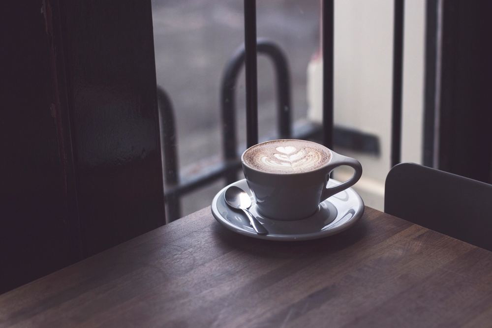 窓辺の席のカフェラテ